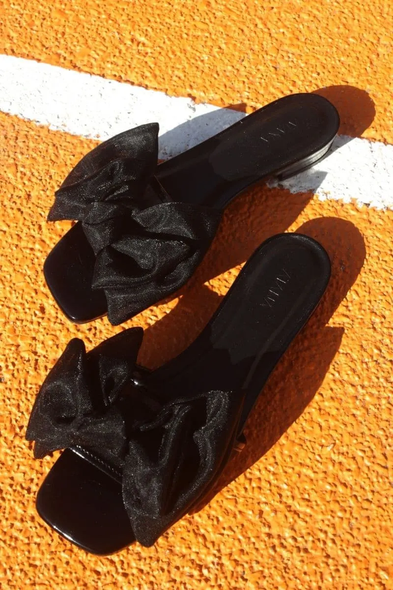 BLACK PATENT BOW SLIDERS