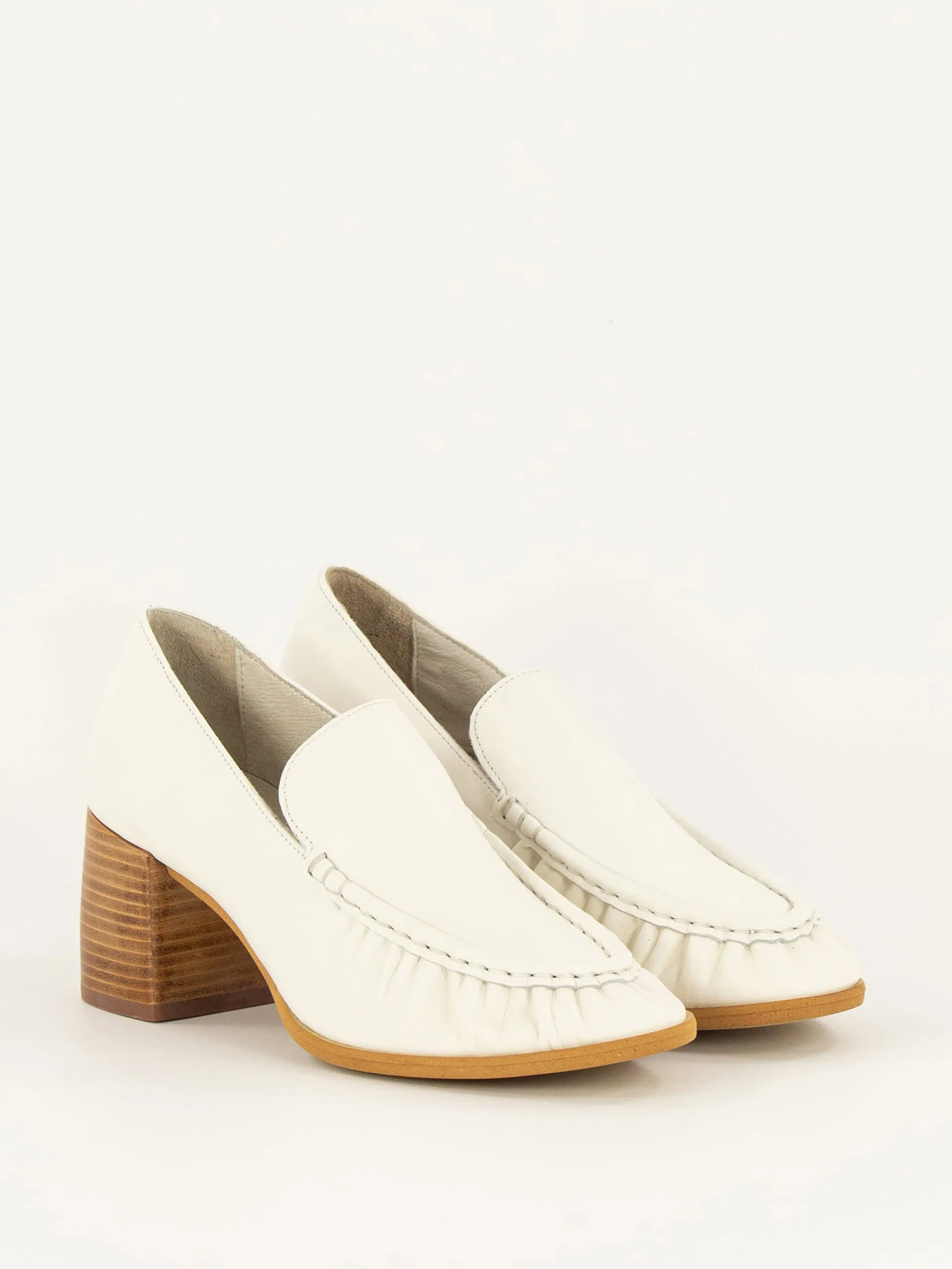 Hikari loafers in milk leather